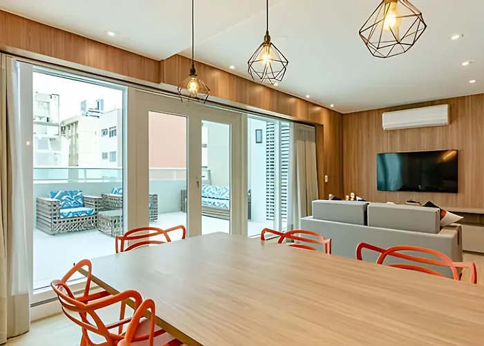 Duplex Incrível, 2 Quartos, varanda, 2 vagas Batel by UROOMS